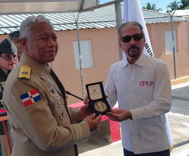 El Mayor General Celín Rubio recibe la Medalla Conmemorativa del 180 Aniversario del heroísmo y martirio de María Trinidad Sánchez, por parte de Juan Pablo Uribe.