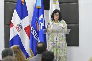 Margarita González Auffant habla al público durante la inauguración.