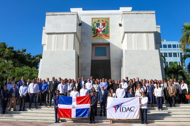 Colaboradores del IDAC a la salida del Altar de la Patria.