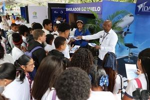 Estudiantes visitan el stand del IDAC en la Feria Regional del Libro y la Cultura y viven la experiencia del Simulador de Vuelo.