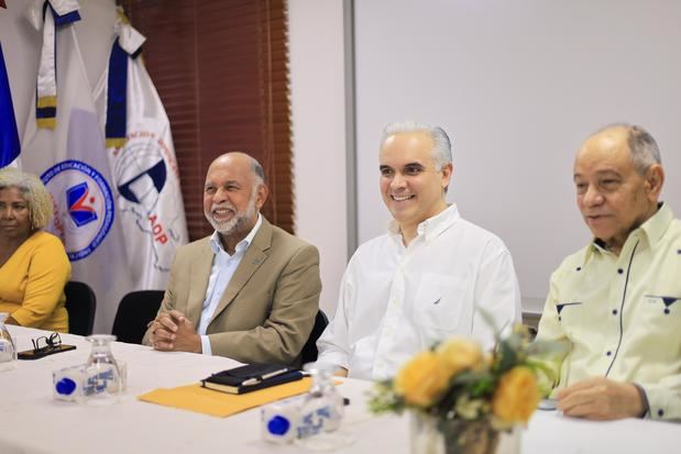 Ministro Luis Miguel Decamps se reune con  ADP.