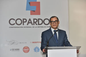 El ministro de Trabajo, Eddy Olivares Ortega, se dirige a los presentes.