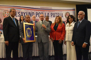 Directivos del Instituto Duartiano entregan un reconocimiento al Club de Autos Antiguos y Clásicos de la República Dominicana (CAACRD), cual fue recibido por su presidente, Pedro Valdez.