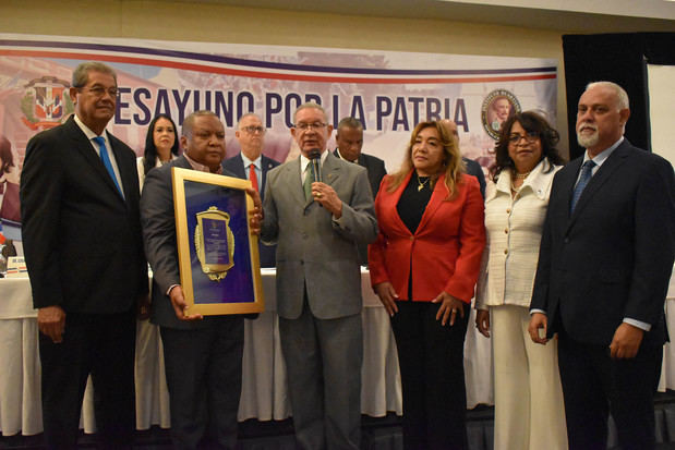 Directivos del Instituto Duartiano entregan un reconocimiento al Club de Autos Antiguos y Clásicos de la República Dominicana (CAACRD), cual fue recibido por su presidente, Pedro Valdez.