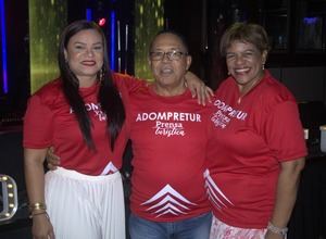 Sarah Hernández, José Tejada Gómez y Carmen Luz Beato disfrutando la fiesta de Adompretur.