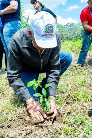 Senado de la República siembra más de 2,000 árboles en el Parque Nacional Humedales del Ozama.
