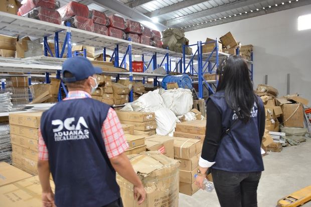 Aduanas continúa operativos de fiscalización en
comercios chinos de Santo Domingo.