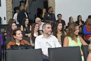 Parte de los asistentes a la inauguración de la exposición ''Espacio y tiempo'', en homenaje a la maestra Ada Balcácer, en el Centro.