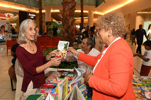 Nelia Barletta comprando un libro para un familiar, le atiende Raquel Aragonez.