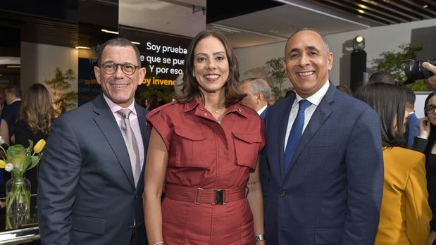 Martín Gabirondo, Laura Bisonó y Nelson Arroyo, en el acto de lanzamiento de ¡Somos invencibles!