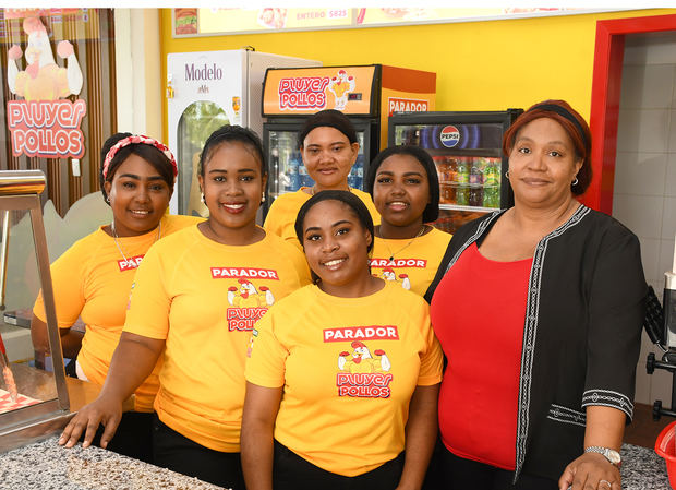 Wendy Ramírez, encargada de Pluyer Pollos Parador junto a su equipo servicio al cliente.