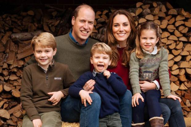 Captura de Instagram de los duques de Cambridge, muy sonrientes junto a sus hijos, en la felicitación de Navidad. EFE