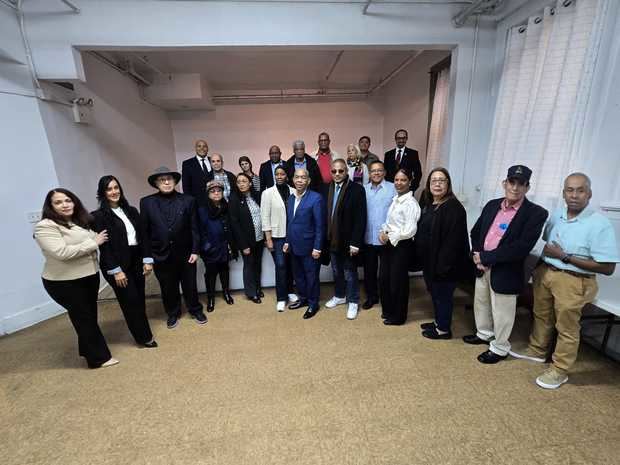 El conferencista Oscar López Reyes junto directivos y miembros de la filial del Colegio Dominicano de Periodistas de Nueva York.