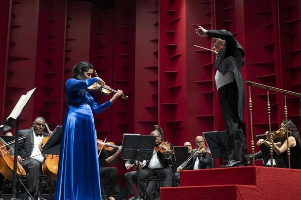 La solista Aisha Syed Castro ofreció una interpretación inolvidable del Concierto para violín y orquesta en Re mayor de Beethoven
