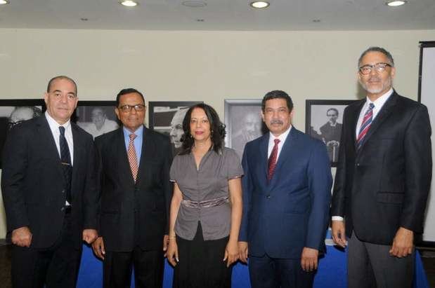 De izquierda a derecha: Avelino Stanley, Rafael Peralta
Romero, Emilia Pereyra, Rafael García Romero y Luis R. Santos.