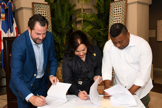 Carlos Arnal V, Fabiola Herrera y William García, realizando firmas para formalizar la alianza “Unidos por la Ciudad Colonial” .