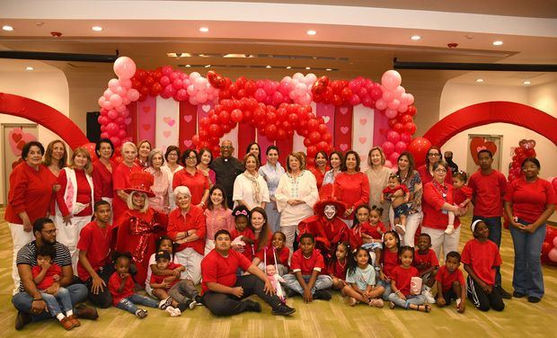 Angélica Benítez de Ginebra, presidente de la fundación, acompañada de madrinas, voluntarias, niños operados del corazón y familiares.