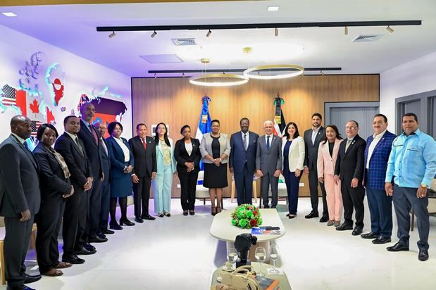 Durante encuentro con canciller keniano, presidente del Senado externa preocupación por la crisis migratoria haitiana.