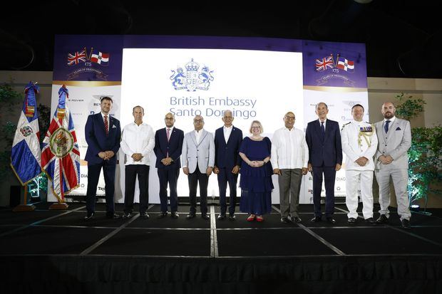 Graham Jessup, Vicealmirante Ramón Gustavo Betances, Francisco Caraballo El viceministro de Relaciones Exteriores, magistrado Napoleón R. Estévez, presidente del Senado, Ricardo de los Santos. Carol van der Walt, embajadora , Alfredo Pacheco, Franklin García Fermín,  Graig Pearson,  Guy Janes

