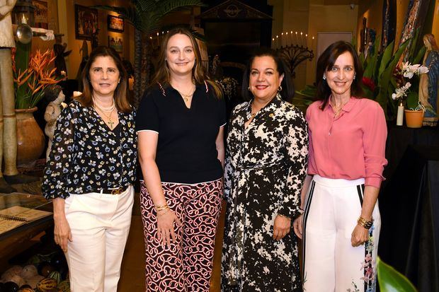 María Isabel Hernández de Reid, Isabela Egan Reid, Fabiola Herrera de Valdez y Georgia Reid de Piantini.