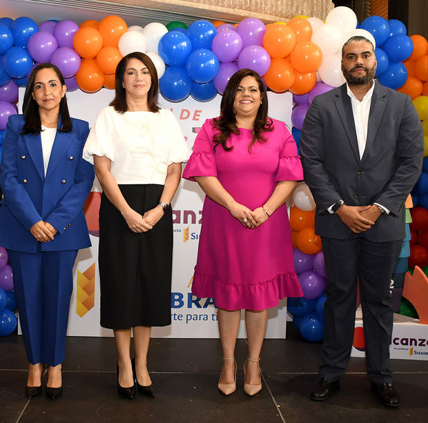 Elba Toribio, Denisse Francine Comarazamy, Claudia Brito Garrido y Amaury Ángeles.