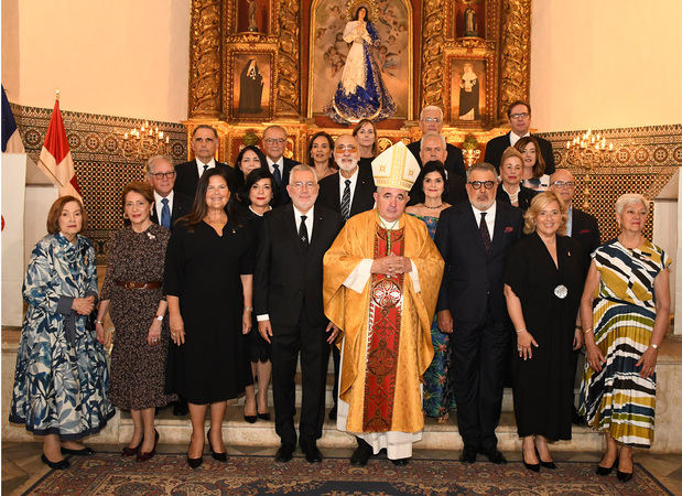Embajador Enrique Valdez, Excelencia Reverendísima Mons. Piergiorgio Bertoldi, juntos a miembros de la Orden de Malta.