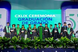 La UCE gradúa 915 nuevos profesionales en grado, posgrado y técnico superior