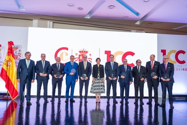 Raquel Peña, Antonio Pérez-Hernández y Torra y Francisco (Paco) Pérez Menendez junto a los pasados presidentes de la Cámara Oficial de Comercio de España en República Dominicana.