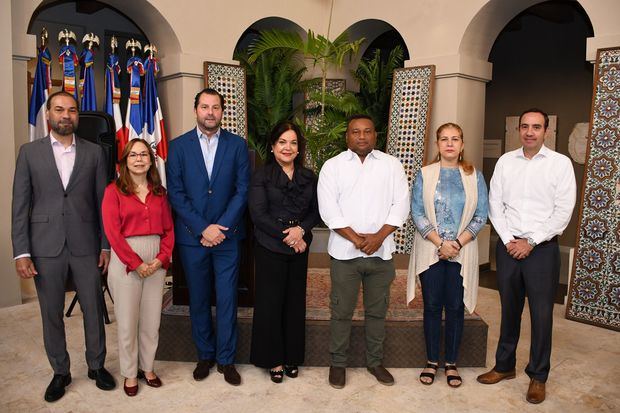 Omar Cepeda, Fabeth Martínez, Carlos Arnal V, Fabiola Herrera, William García, Grace Heyaime y Emilio Torres.