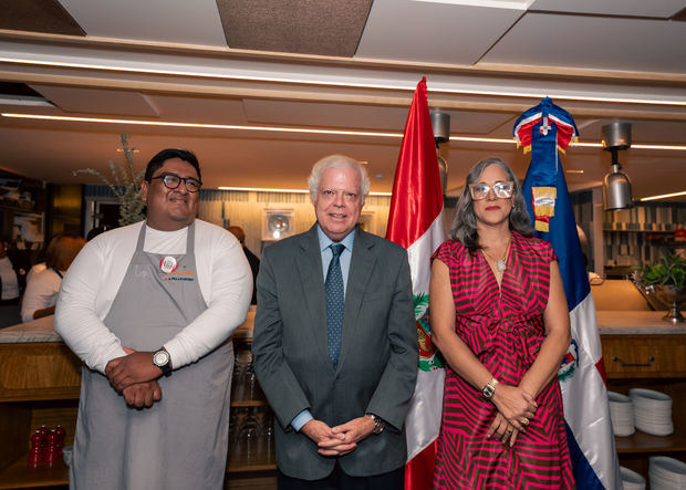 Chef Jim Echavarría, Gustavo Lembcke Hoyle Embajador de Perú, Denisse Tió VP Petit Comité.