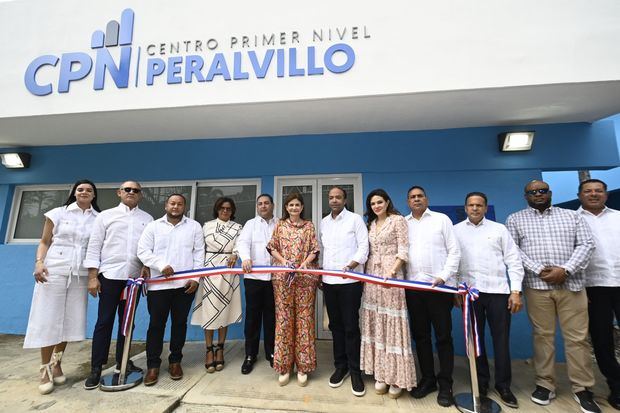 La vicepresidente de la República Dominicana, Raquel Peña; el presidente
ejecutivo de Banreservas, Samuel Pereyra; y el director ejecutivo del Servicio
Nacional de Salud, Mario Lama, inauguran el remozado Centro de Primer Nivel
Peralvillo, en Monte Plata.