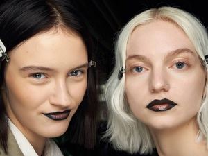 Labios oscuros: el regreso de un clásico noventero