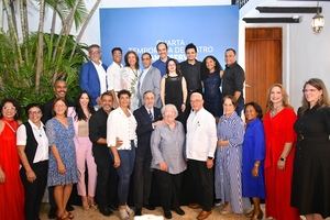 Wilson Rodríguez, Guillermo Cordero y Germana Quintana junto a los productores y actores de la 4ta. Temporada de Teatro Banreservas.