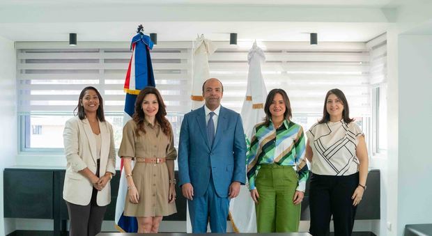 El acuerdo fue firmado por Samuel Pereyra, presidente del Consejo de Administración de Refidomsa y de la Fundación Refidomsa, y por la ingeniera Laura Amelia Rojas, directora ejecutiva de Nature Power Foundation.