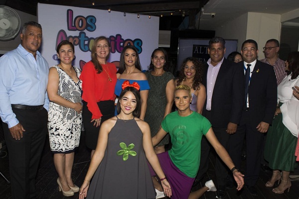 Dominga Reyes, Juan Carlos Quiñonez, Ircania García, César Fernández Cesar Fernández, César Arturo Fernández, Magda Florencio y Manuel Arturo Fernández.