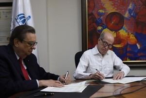 Miguel Fiallo Calderón y Max Puig en la firma del acuerdo.