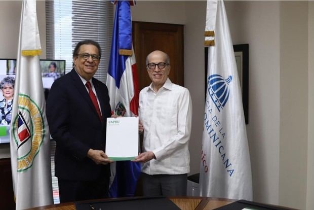 Miguel Fiallo Calderón, rector de la UNPHU y Max Puig, vicepresidente ejecutivo del CNCCMDL.