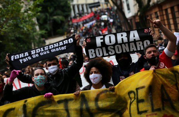 Manifestaciones en favor y contra el presidente brasileño, Jair Bolsonaro, a un creciente avance de la pandemia salpicado por críticas al Gobierno.