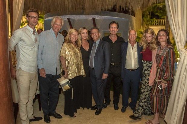 El ex presidente Leonel Fernández junto a Cristie  Crociani Delrieu, esposa del empresario Nicolás Delrieu, quien le dedicó un agasajo en su residencia de Cap Cana junto al ex Primer Ministro  francés Dominique de Villepin. 