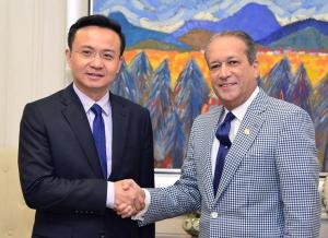 Presidente del Senado recibe visita del embajador de la República Popular China