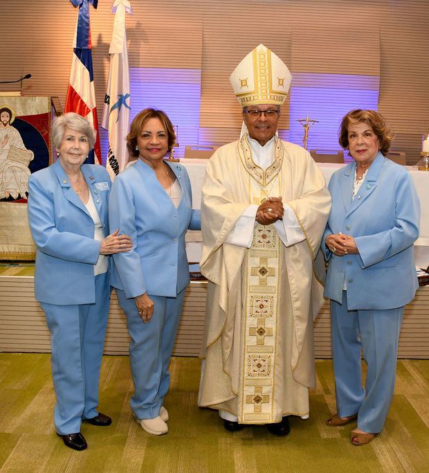  María Teresa Pérez de González, Angélica Benítez de Ginebra, Monseñor Faustino Burgos y Carmencita de Bisonó.