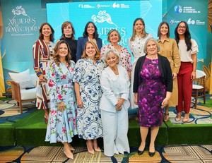 De izquierda a derecha: Alba Luz Díaz, Helen Grullón, Eugenia Morrobel y María Concepción Aldape. Arriba, de izquierda a derecha: Carmen Rita Cordero, Wendy Monestina, Anabel Luna, Thelma Taveras de Ventura, Luly Toribio, Laura Partal y Lisbeth Peralta.