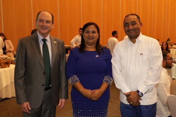 Embajador de Israel Danny Biran Bayor; presidenta Fundación Mi Milagro Isanely, Wendy Gómez; Síndico de Bávaro Ramón Rodríguez.