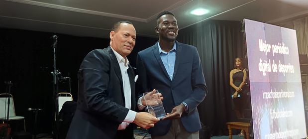 Franklin Mirabal recibe premio.