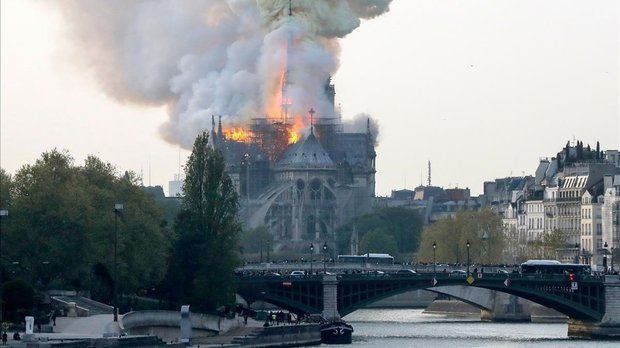 Fuego visible desde los exteriores del templo sobre el cual se eleva una enorme columna humo.