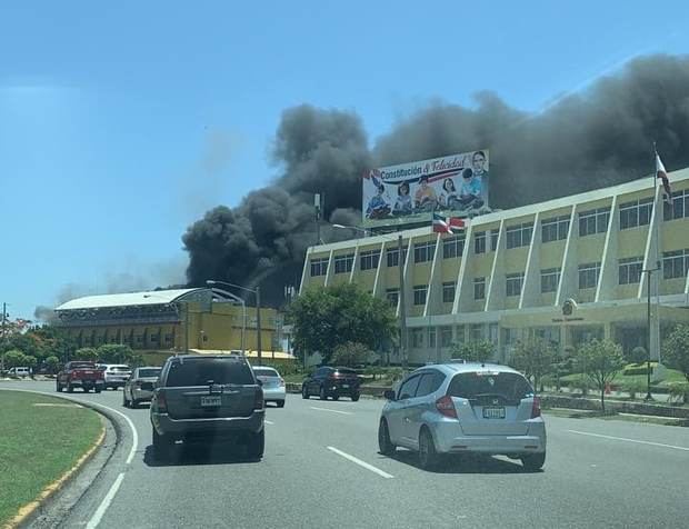 Los bomberos Sofocan un incendio en instalaciones de la JCE.