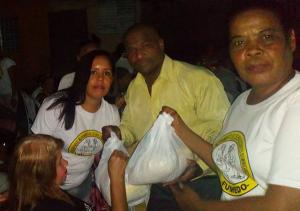 Fundación para Mejoramiento de Los Envejecientes Dominicanos reparte raciones alimenticias