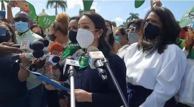 Funcionarias se expresan a favor de la despenalización del aborto