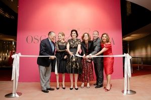 Centro León inaugura la exposición Ser Oscar de la Renta