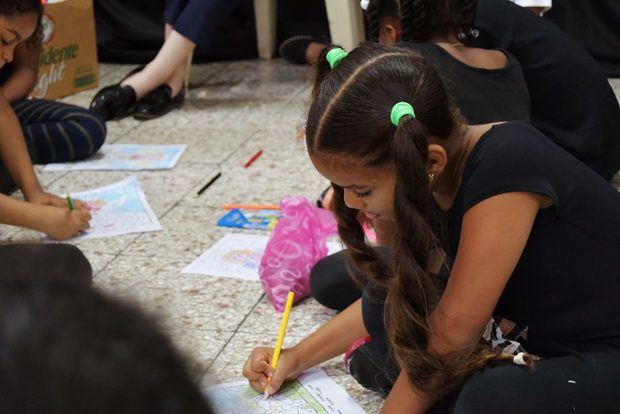 Algunos de los niños que forman parte de la fundación realizando ejercicios sobre papel.